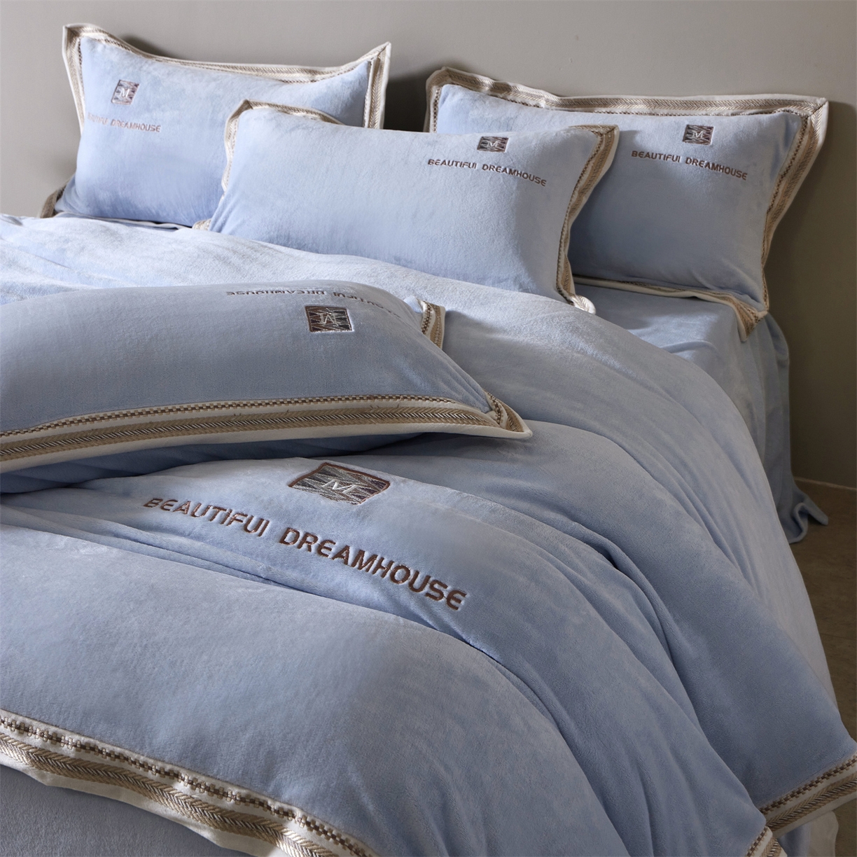 91家纺网 家纺一手货源 找家纺 优悦生活馆 2025新款纯色高克重牛奶绒刺绣四件套-理享家 理享家-蓝