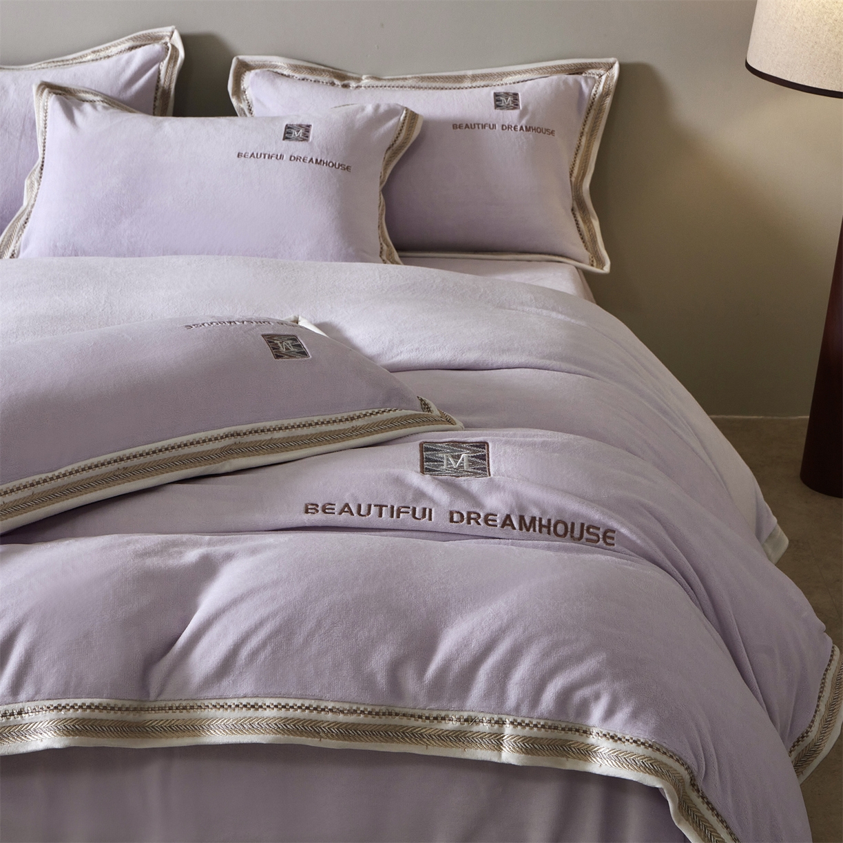 91家纺网 家纺一手货源 找家纺 优悦生活馆 2025新款纯色高克重牛奶绒刺绣四件套-理享家 理享家-紫