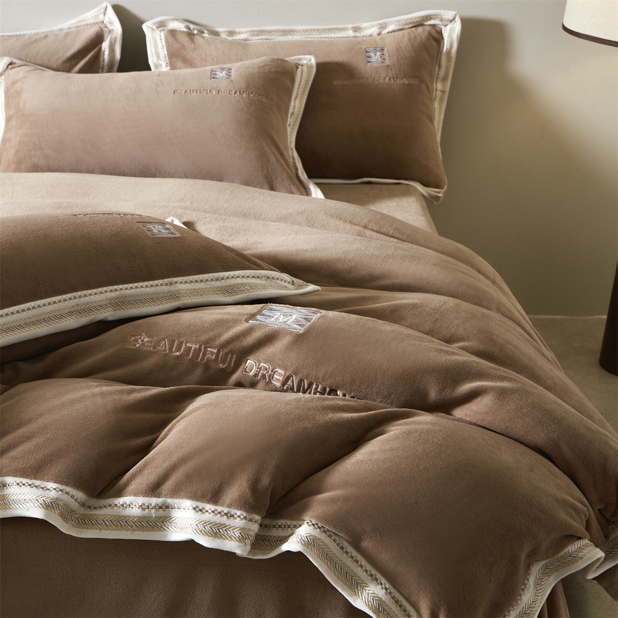 91家纺网 家纺一手货源 找家纺 优悦生活馆 2025新款纯色高克重牛奶绒刺绣四件套-理享家 理享家-咖