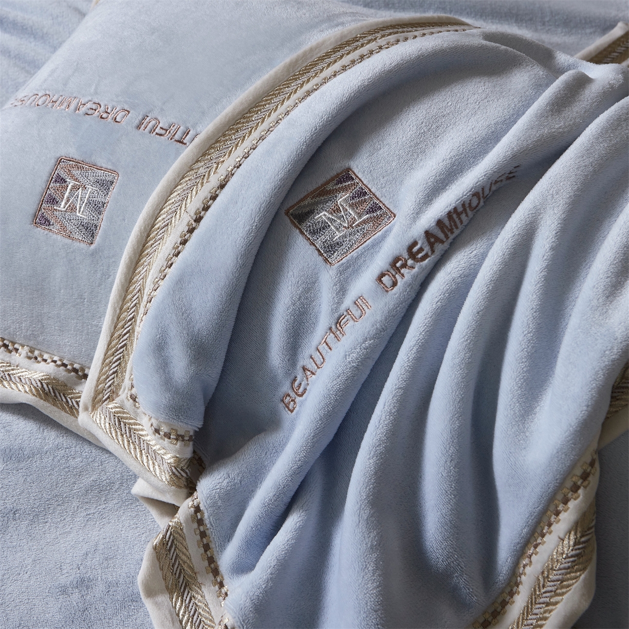 91家纺网 家纺一手货源 找家纺 优悦生活馆 2025新款纯色高克重牛奶绒刺绣四件套-理享家 理享家-蓝