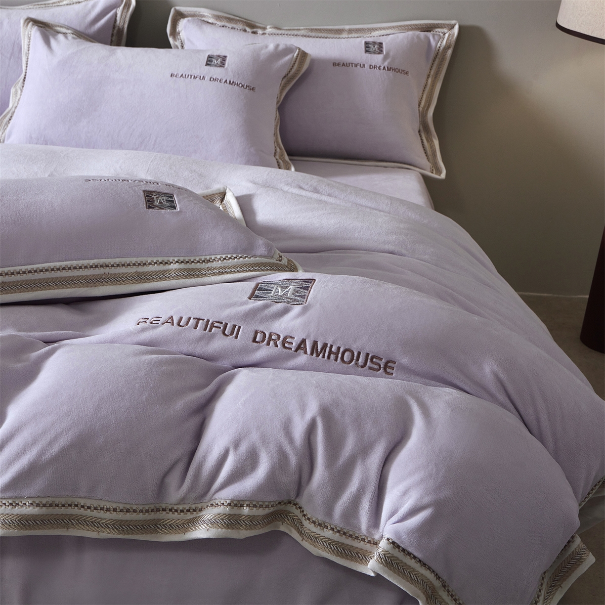 91家纺网 家纺一手货源 找家纺 （总）优悦生活馆 2025新款纯色高克重牛奶绒刺绣四件套-理享家