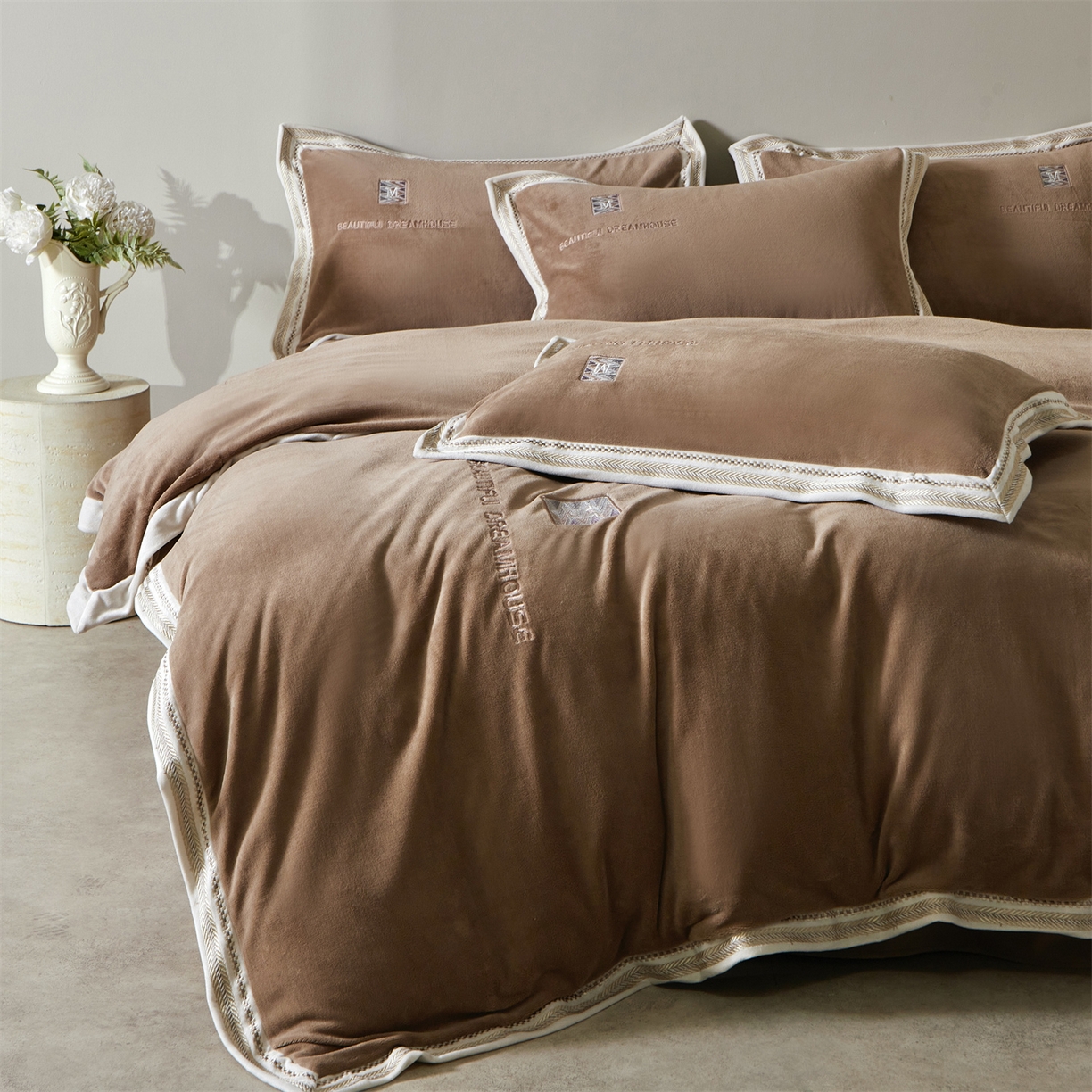 91家纺网 家纺一手货源 找家纺 优悦生活馆 2025新款纯色高克重牛奶绒刺绣四件套-理享家 理享家-咖