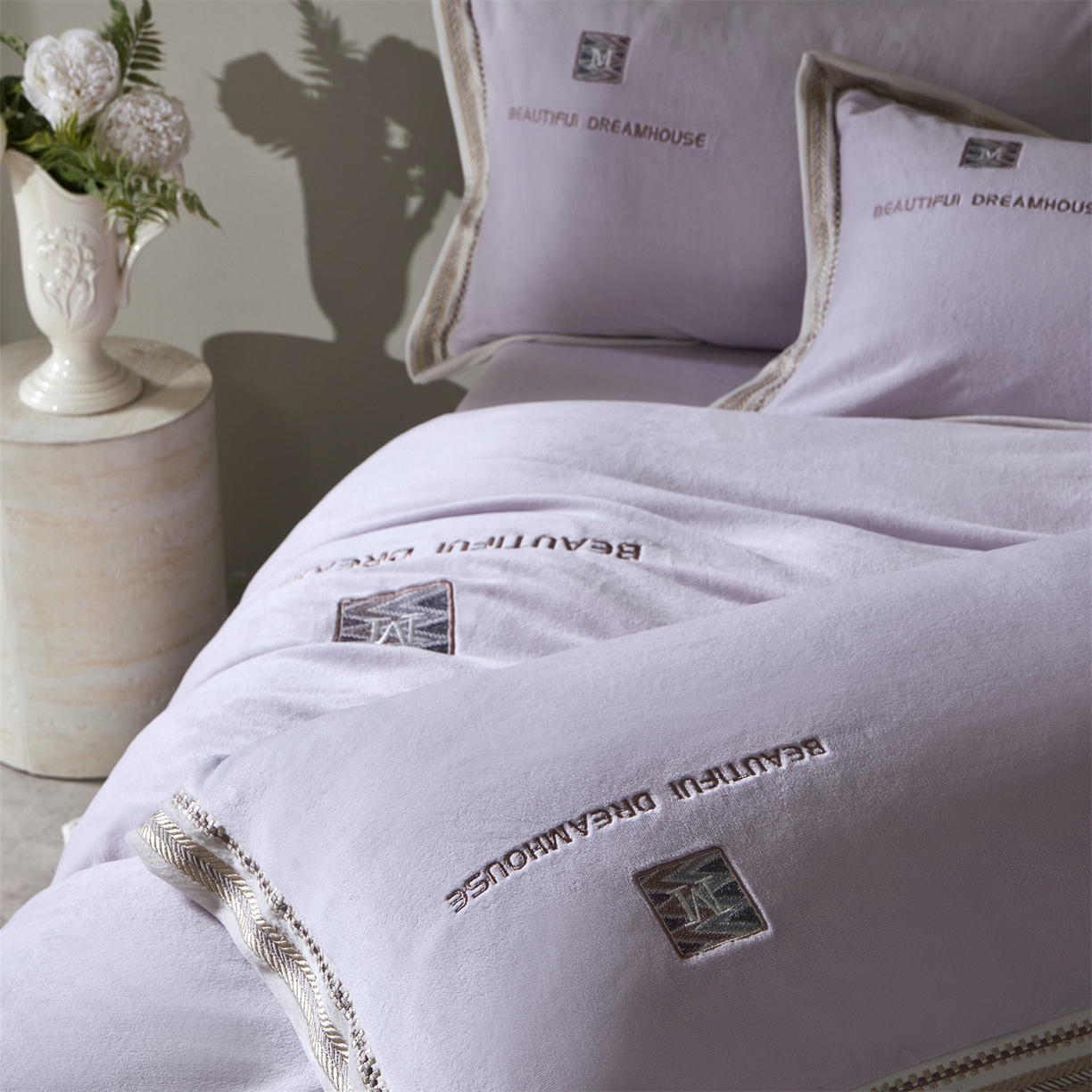 91家纺网 家纺一手货源 找家纺 （总）优悦生活馆 2025新款纯色高克重牛奶绒刺绣四件套-理享家