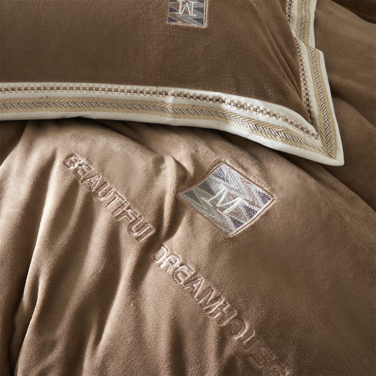 91家纺网 家纺一手货源 找家纺 优悦生活馆 2025新款纯色高克重牛奶绒刺绣四件套-理享家 理享家-咖