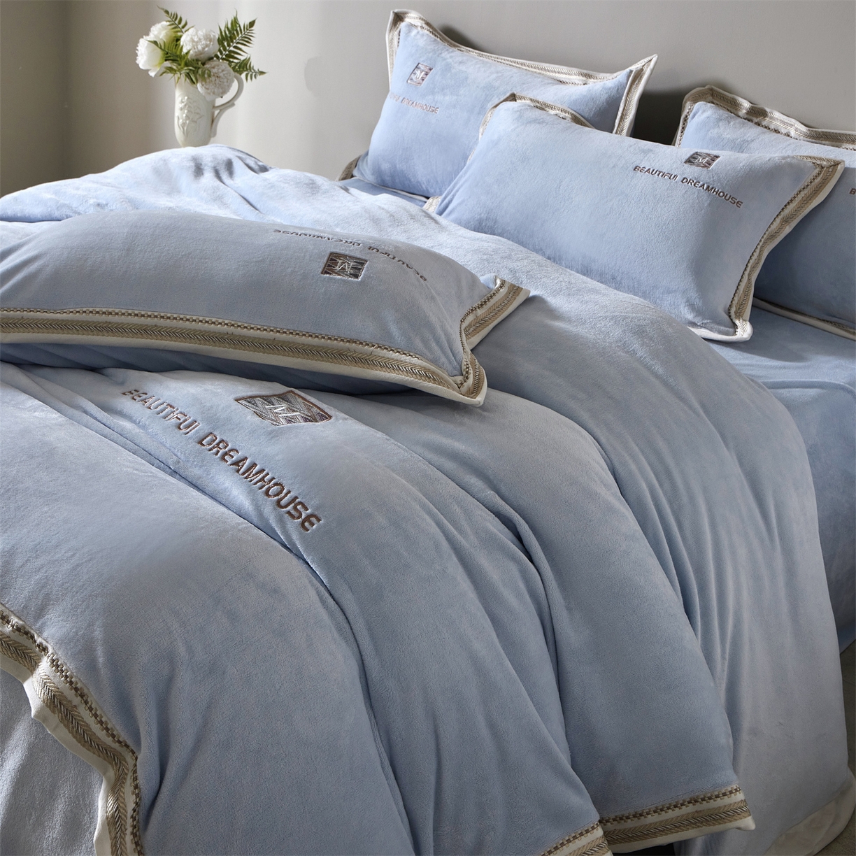 91家纺网 家纺一手货源 找家纺 优悦生活馆 2025新款纯色高克重牛奶绒刺绣四件套-理享家 理享家-蓝