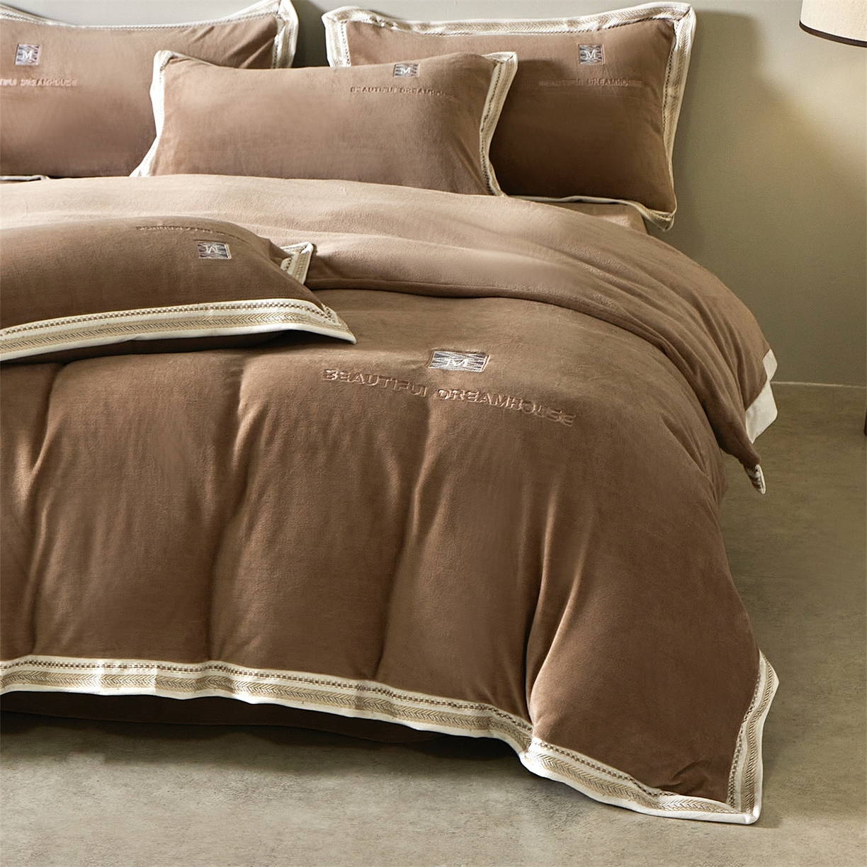 91家纺网 家纺一手货源 找家纺 优悦生活馆 2025新款纯色高克重牛奶绒刺绣四件套-理享家 理享家-咖