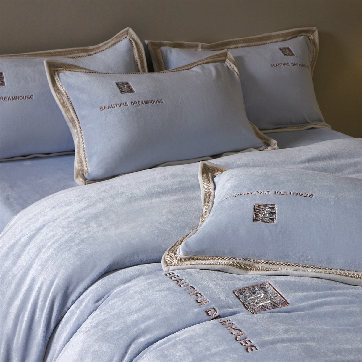 91家纺网 家纺一手货源 找家纺 优悦生活馆 2025新款纯色高克重牛奶绒刺绣四件套-理享家 理享家-蓝