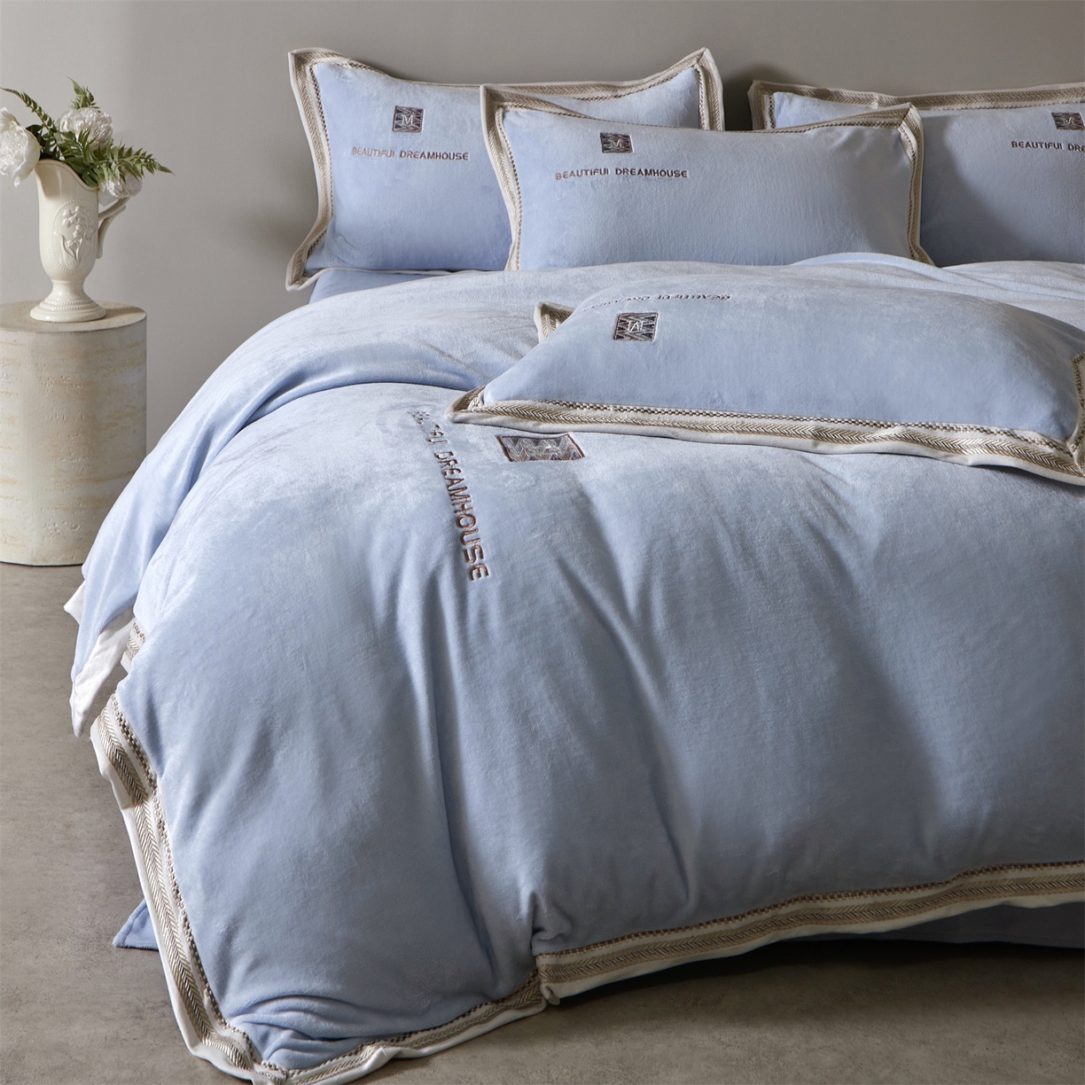 91家纺网 家纺一手货源 找家纺 优悦生活馆 2025新款纯色高克重牛奶绒刺绣四件套-理享家 理享家-蓝