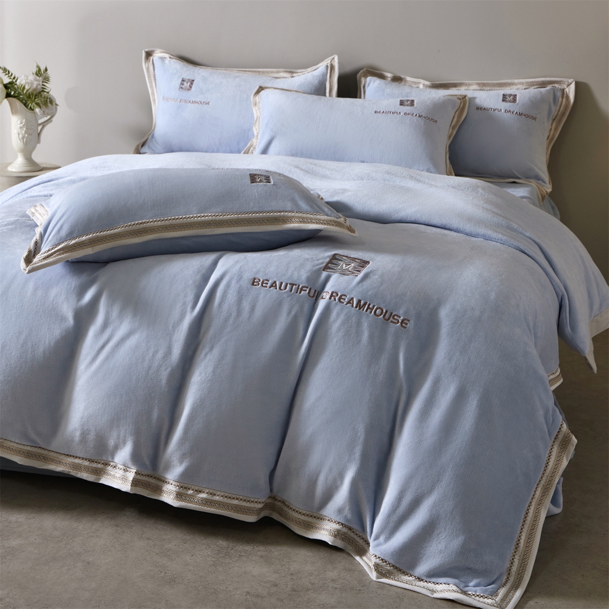 91家纺网 家纺一手货源 找家纺 优悦生活馆 2025新款纯色高克重牛奶绒刺绣四件套-理享家 理享家-蓝