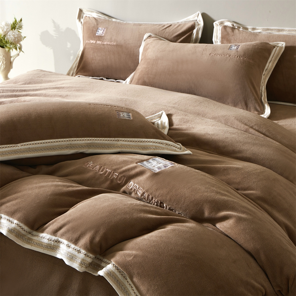 91家纺网 家纺一手货源 找家纺 优悦生活馆 2025新款纯色高克重牛奶绒刺绣四件套-理享家 理享家-咖