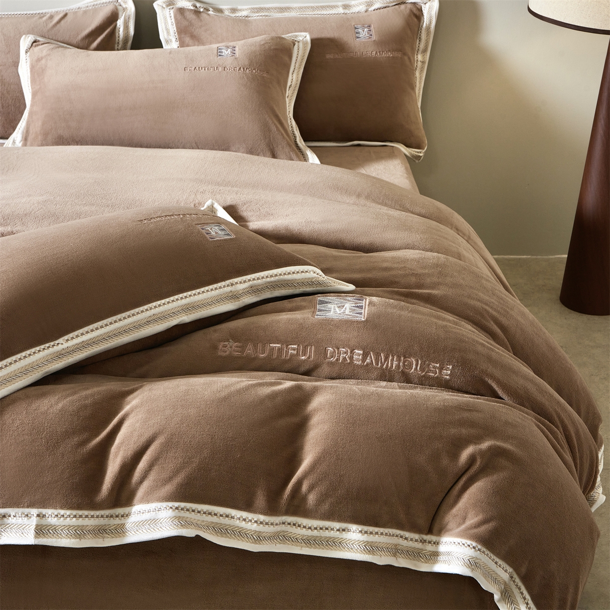 91家纺网 家纺一手货源 找家纺 优悦生活馆 2025新款纯色高克重牛奶绒刺绣四件套-理享家 理享家-咖