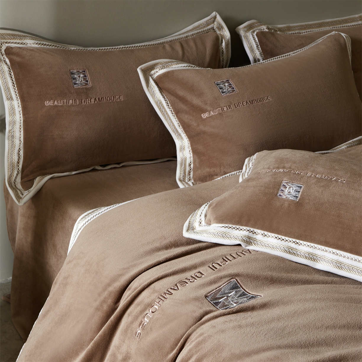 91家纺网 家纺一手货源 找家纺 优悦生活馆 2025新款纯色高克重牛奶绒刺绣四件套-理享家 理享家-咖