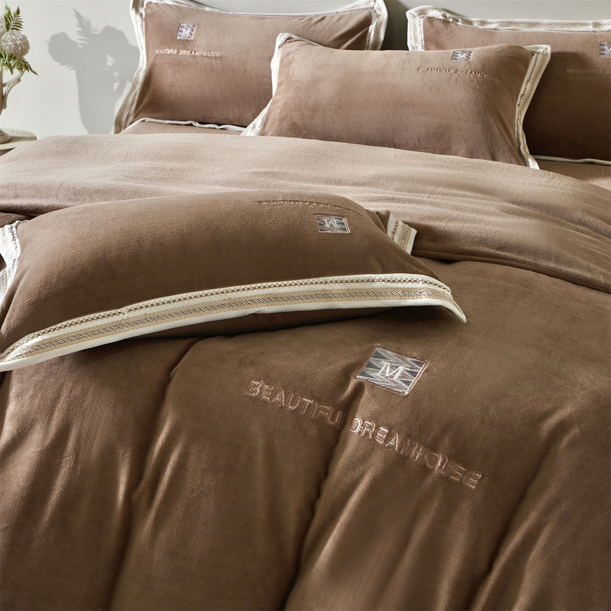 91家纺网 家纺一手货源 找家纺 优悦生活馆 2025新款纯色高克重牛奶绒刺绣四件套-理享家 理享家-咖