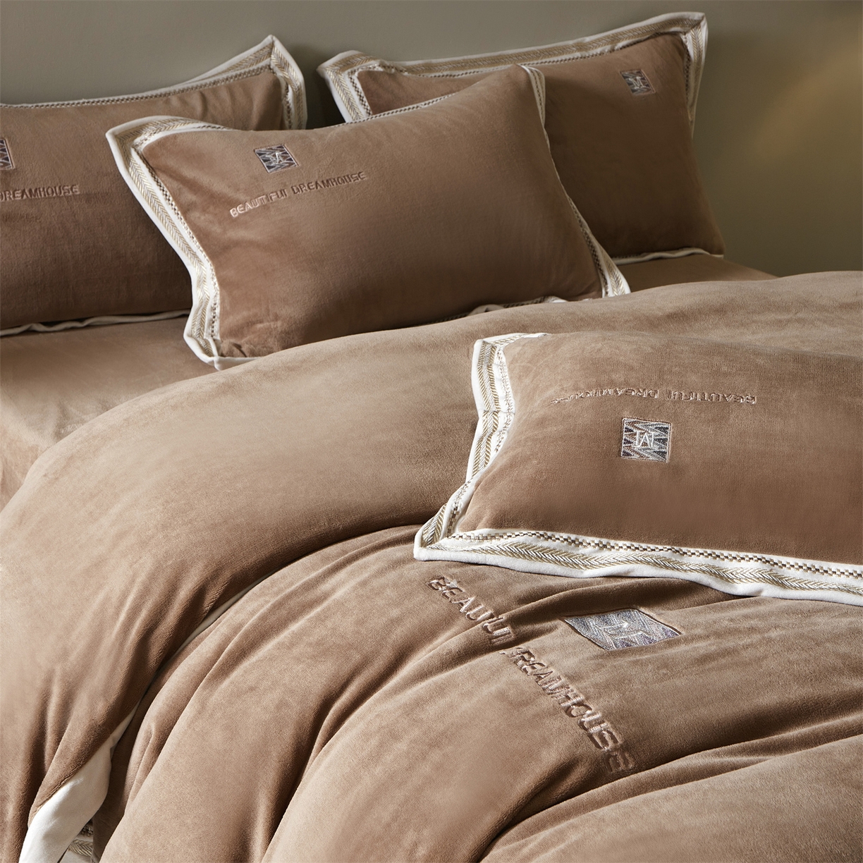 91家纺网 家纺一手货源 找家纺 优悦生活馆 2025新款纯色高克重牛奶绒刺绣四件套-理享家 理享家-咖