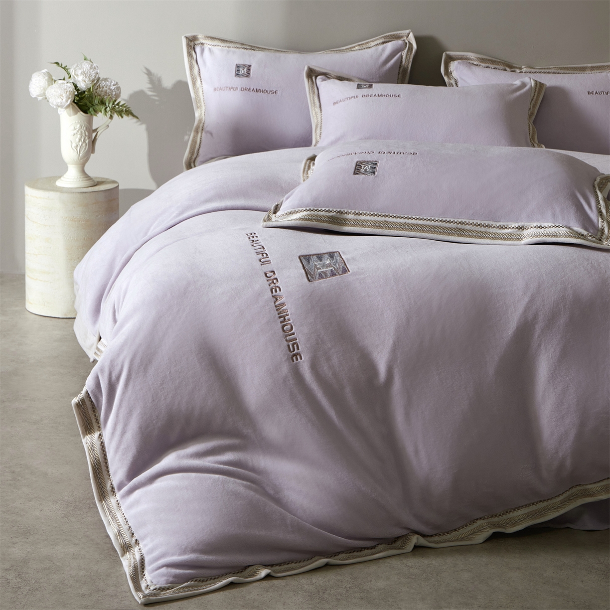 91家纺网 家纺一手货源 找家纺 （总）优悦生活馆 2025新款纯色高克重牛奶绒刺绣四件套-理享家