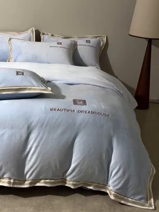 91家纺网 家纺一手货源 找家纺 优悦生活馆 2025新款纯色高克重牛奶绒刺绣四件套-理享家 理享家-蓝