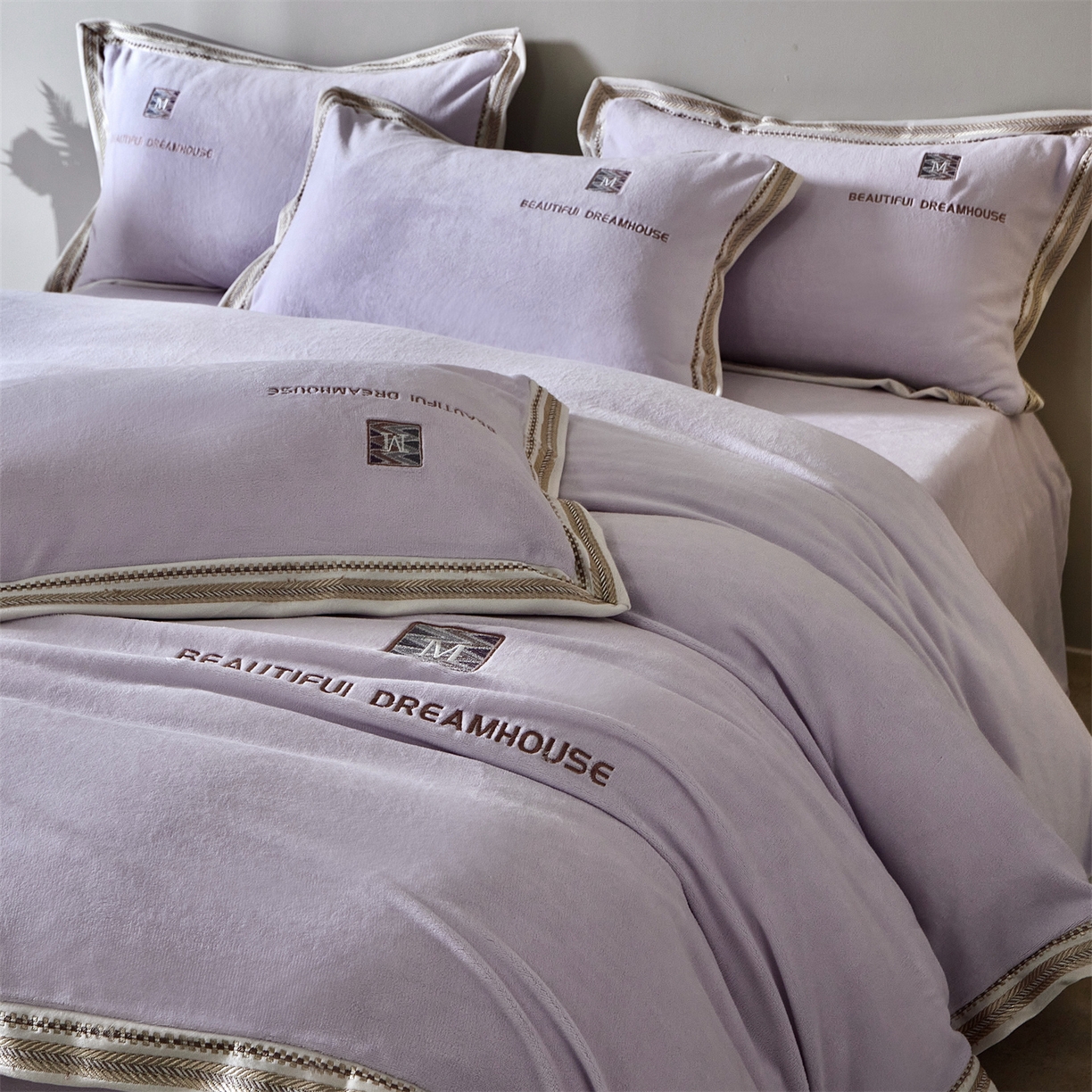 91家纺网 家纺一手货源 找家纺 （总）优悦生活馆 2025新款纯色高克重牛奶绒刺绣四件套-理享家