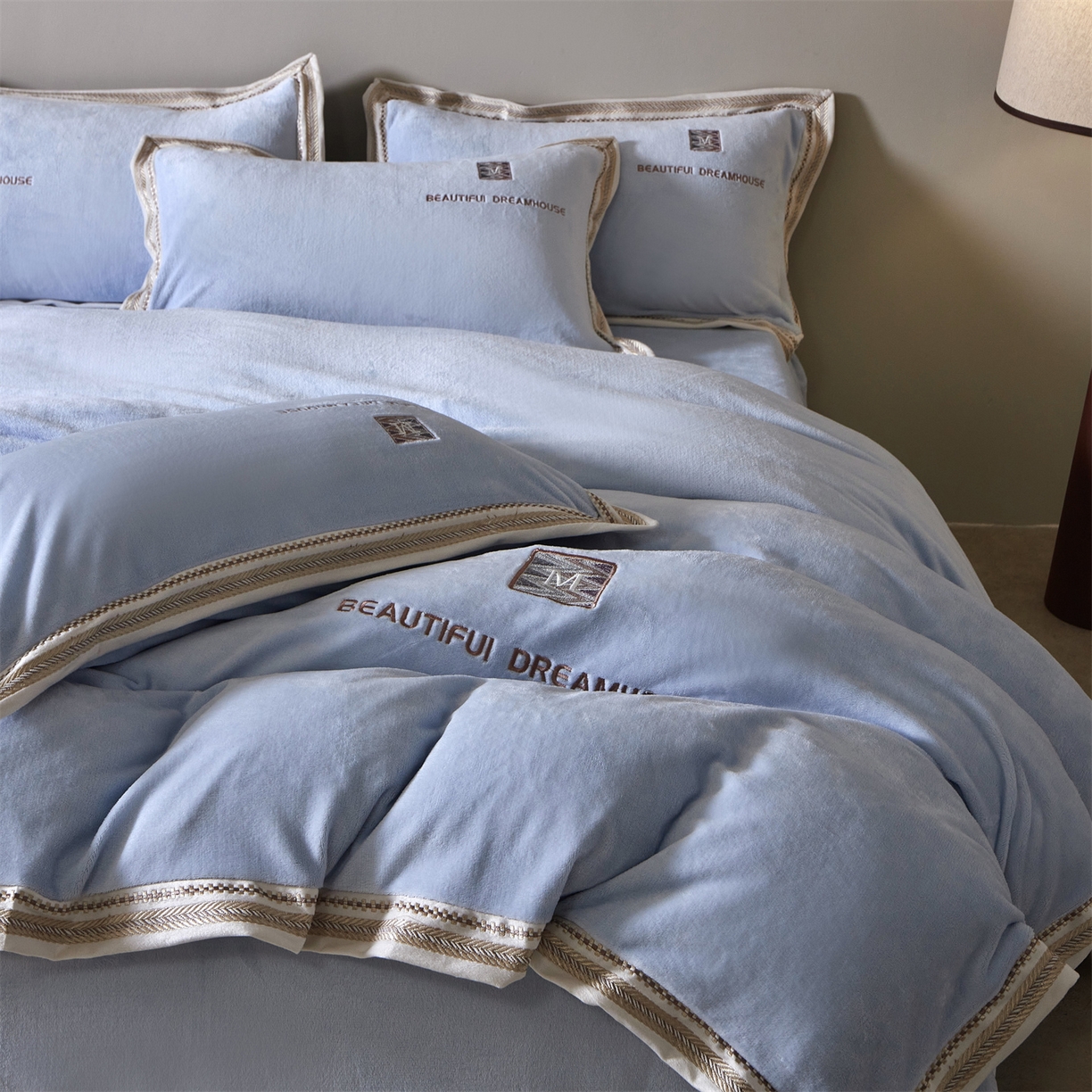 91家纺网 家纺一手货源 找家纺 优悦生活馆 2025新款纯色高克重牛奶绒刺绣四件套-理享家 理享家-蓝