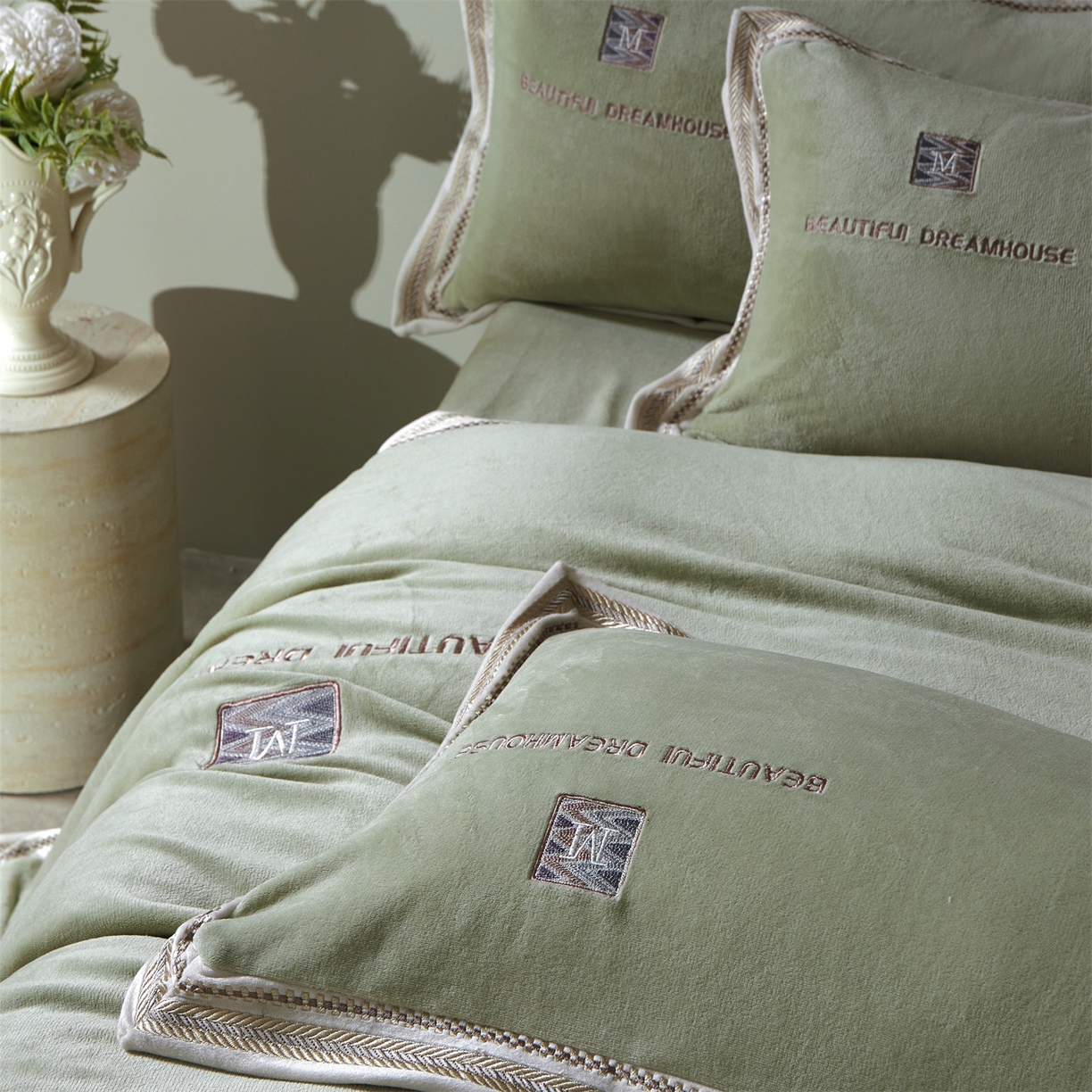 91家纺网 家纺一手货源 找家纺 优悦生活馆 2025新款纯色高克重牛奶绒刺绣四件套-理享家 理享家-绿