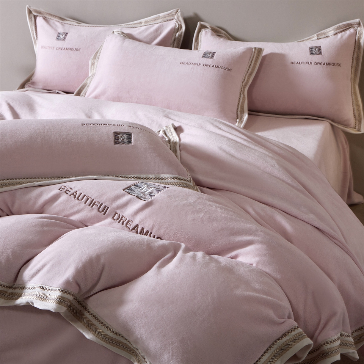 91家纺网 家纺一手货源 找家纺 优悦生活馆 2025新款纯色高克重牛奶绒刺绣四件套-理享家 理享家-粉