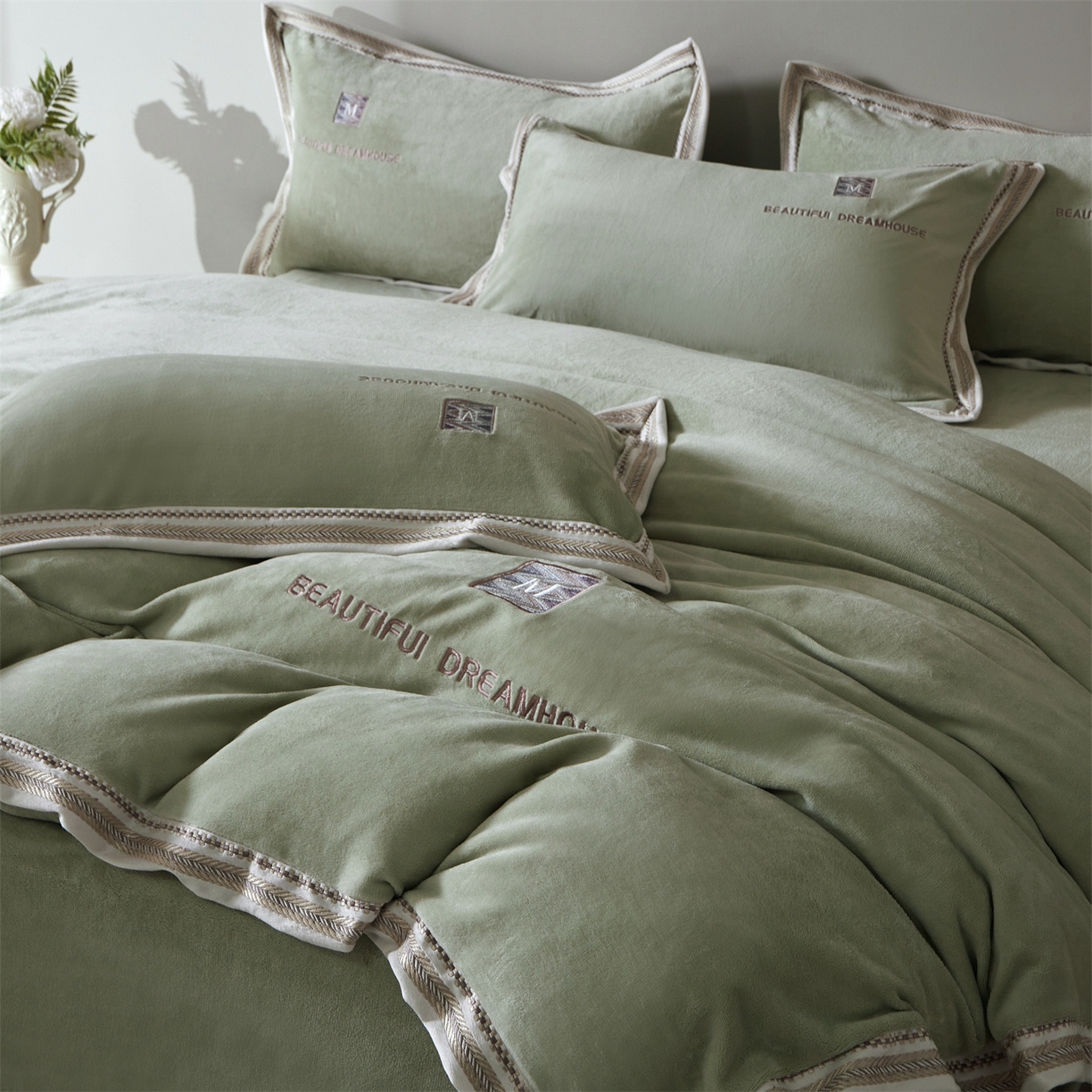 91家纺网 家纺一手货源 找家纺 优悦生活馆 2025新款纯色高克重牛奶绒刺绣四件套-理享家 理享家-绿