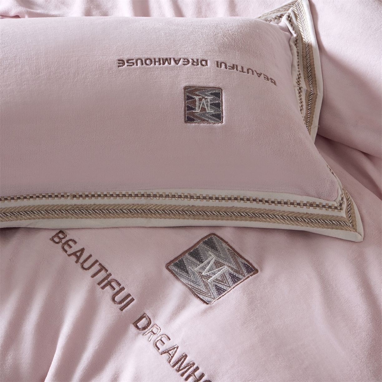 91家纺网 家纺一手货源 找家纺 优悦生活馆 2025新款纯色高克重牛奶绒刺绣四件套-理享家 理享家-粉