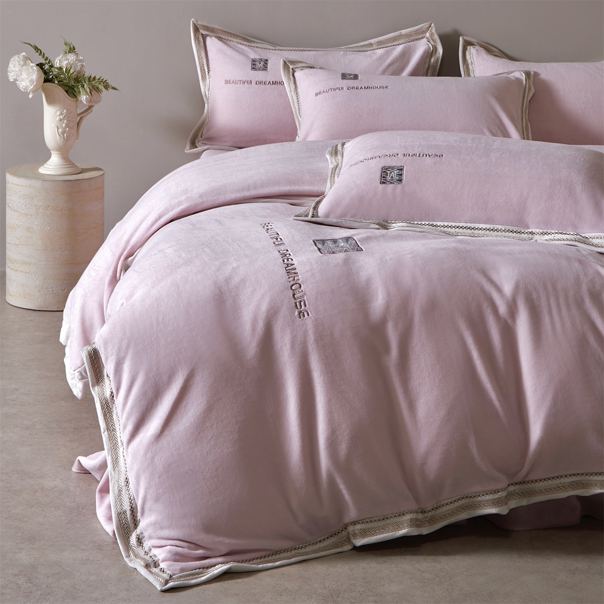 91家纺网 家纺一手货源 找家纺 优悦生活馆 2025新款纯色高克重牛奶绒刺绣四件套-理享家 理享家-粉