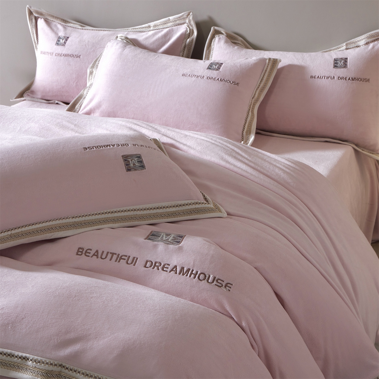 91家纺网 家纺一手货源 找家纺 优悦生活馆 2025新款纯色高克重牛奶绒刺绣四件套-理享家 理享家-粉