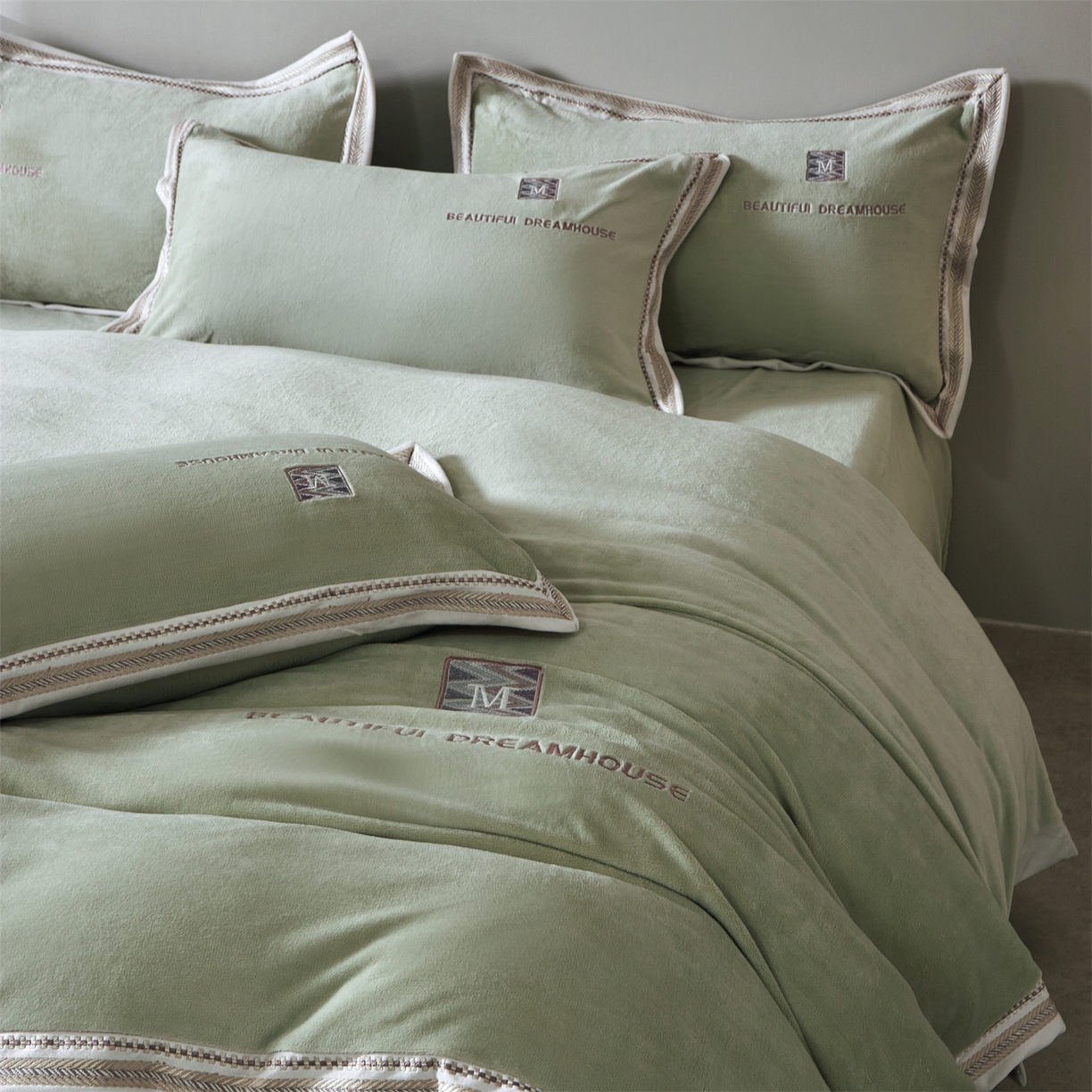 91家纺网 家纺一手货源 找家纺 优悦生活馆 2025新款纯色高克重牛奶绒刺绣四件套-理享家 理享家-绿