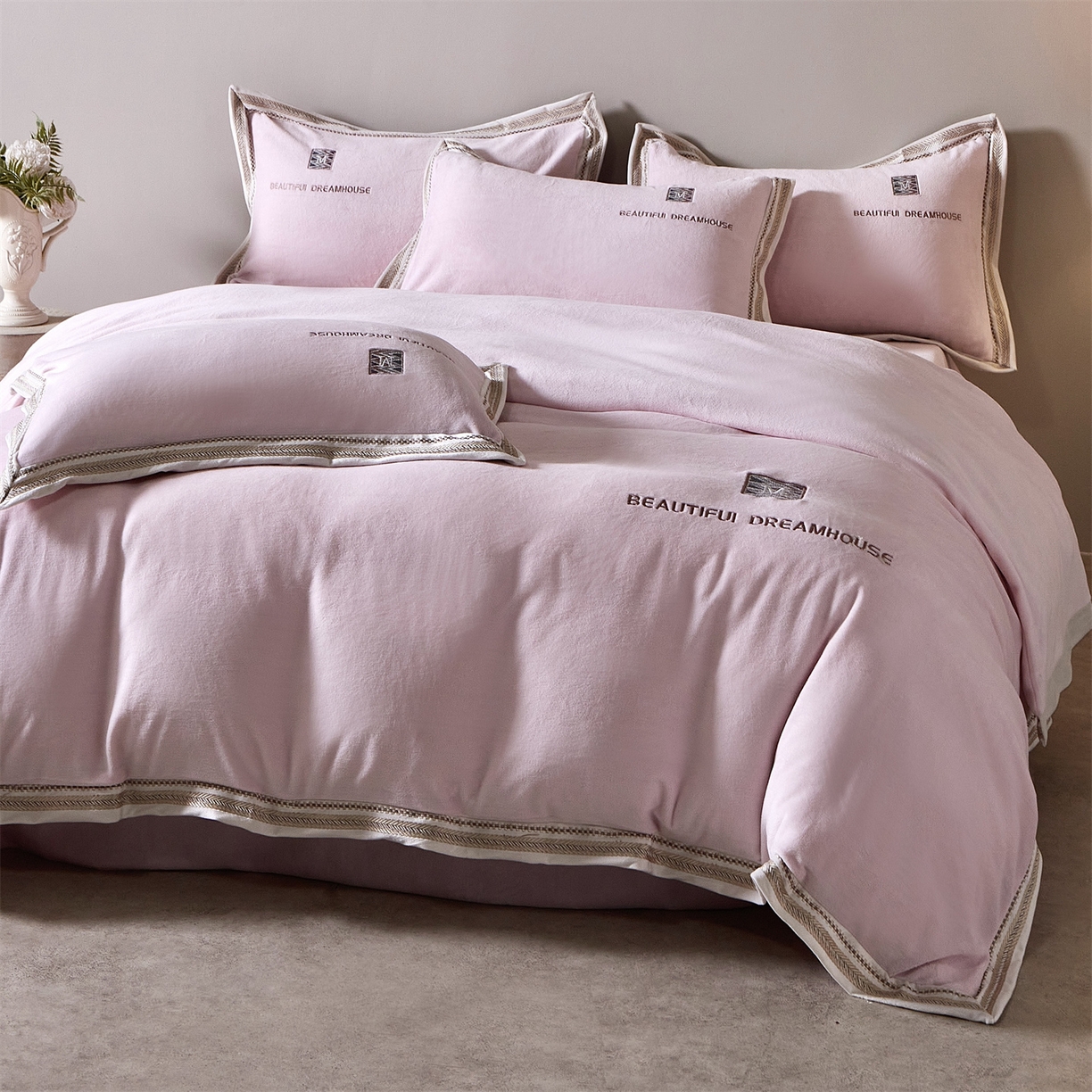 91家纺网 家纺一手货源 找家纺 优悦生活馆 2025新款纯色高克重牛奶绒刺绣四件套-理享家 理享家-粉