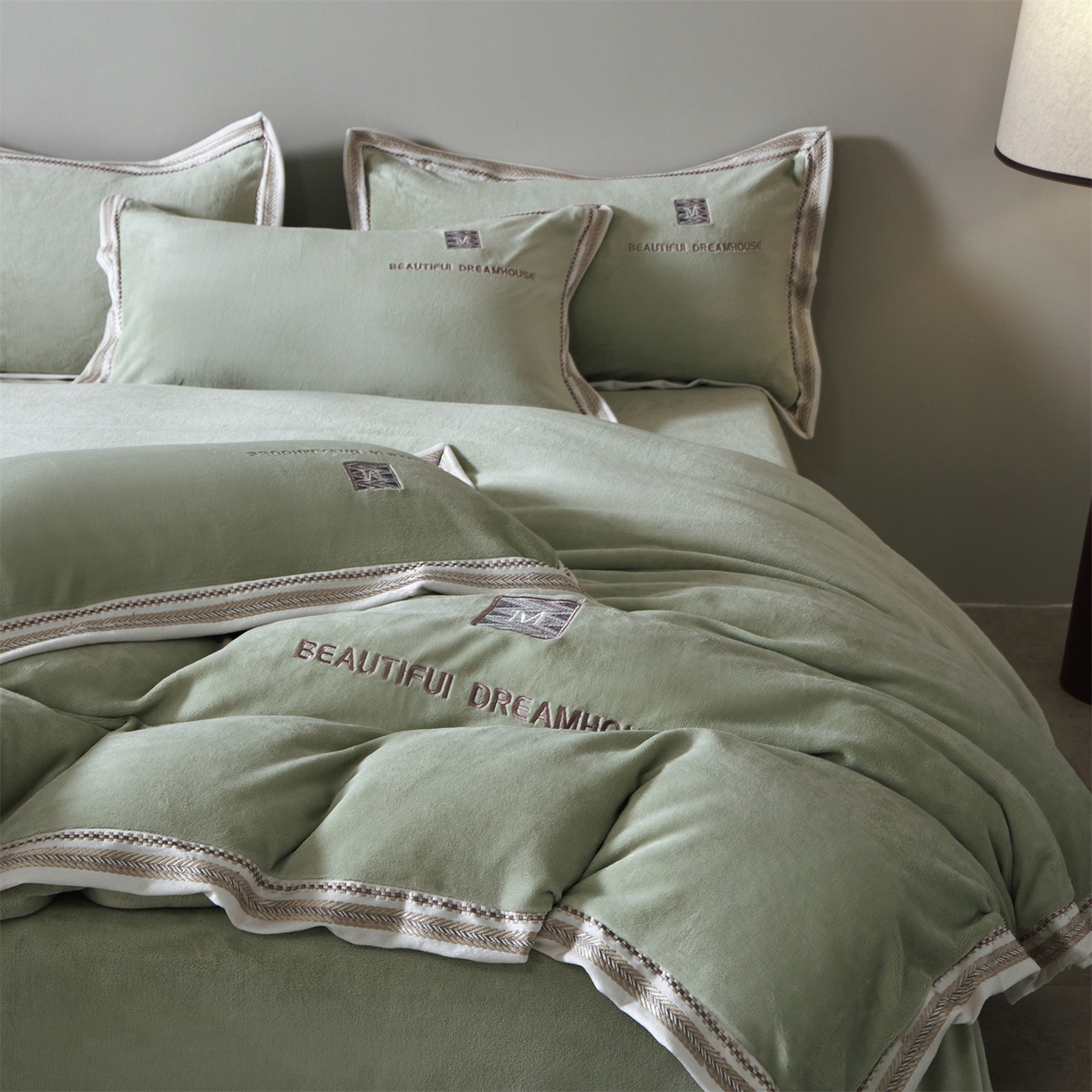 91家纺网 家纺一手货源 找家纺 优悦生活馆 2025新款纯色高克重牛奶绒刺绣四件套-理享家 理享家-绿