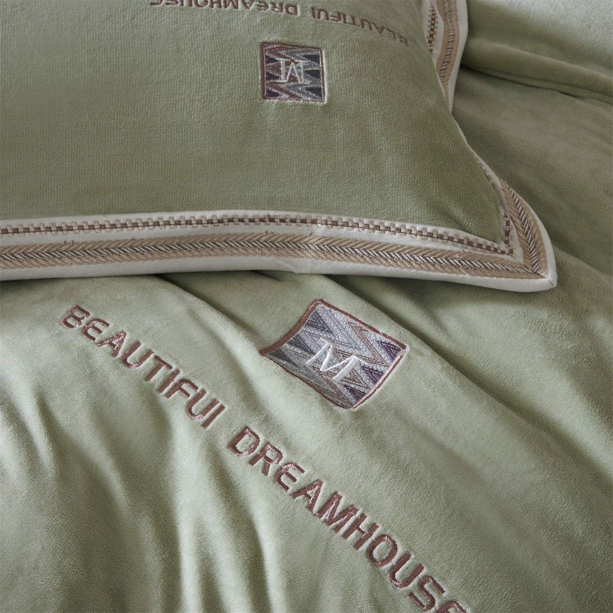 91家纺网 家纺一手货源 找家纺 优悦生活馆 2025新款纯色高克重牛奶绒刺绣四件套-理享家 理享家-绿