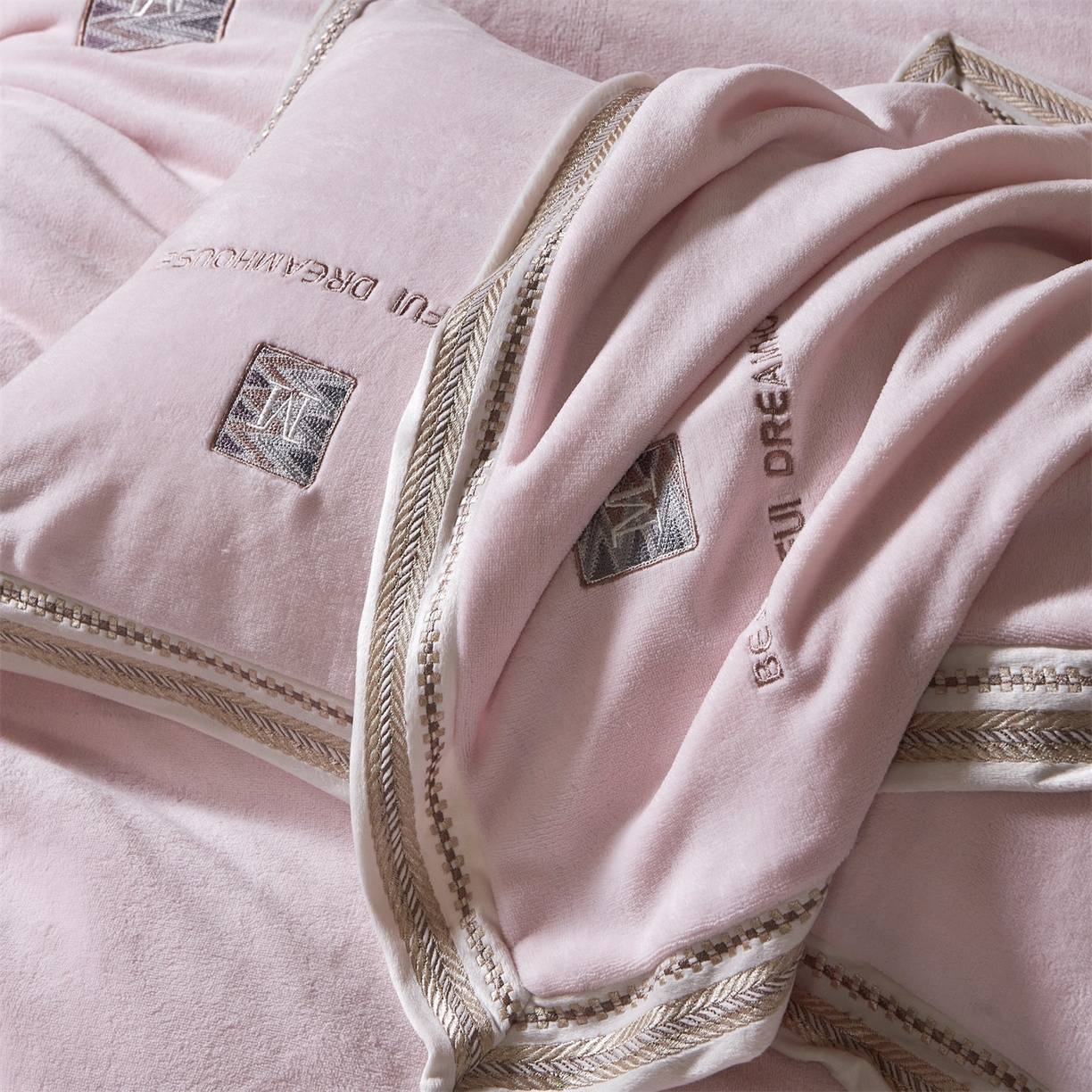 91家纺网 家纺一手货源 找家纺 优悦生活馆 2025新款纯色高克重牛奶绒刺绣四件套-理享家 理享家-粉