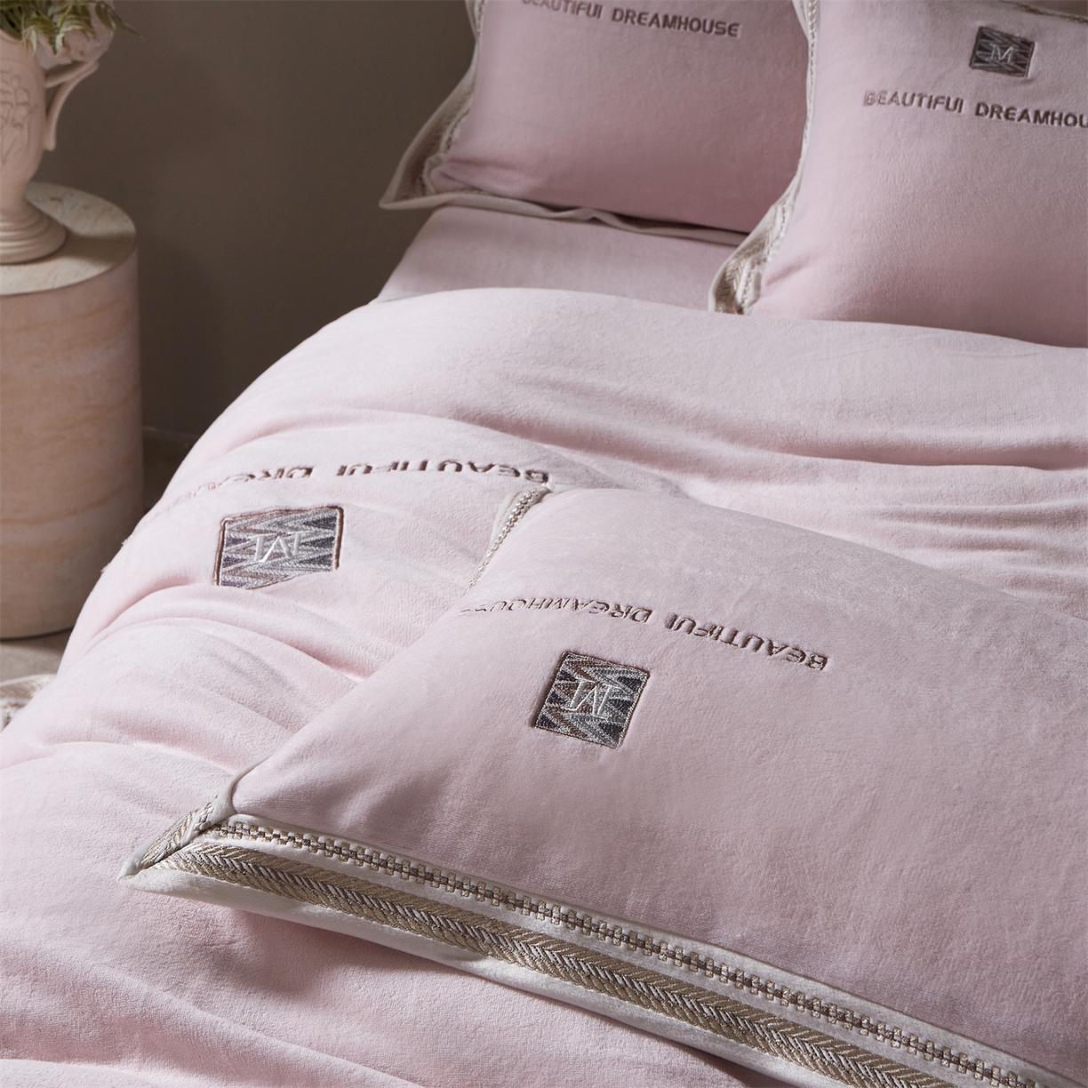 91家纺网 家纺一手货源 找家纺 优悦生活馆 2025新款纯色高克重牛奶绒刺绣四件套-理享家 理享家-粉