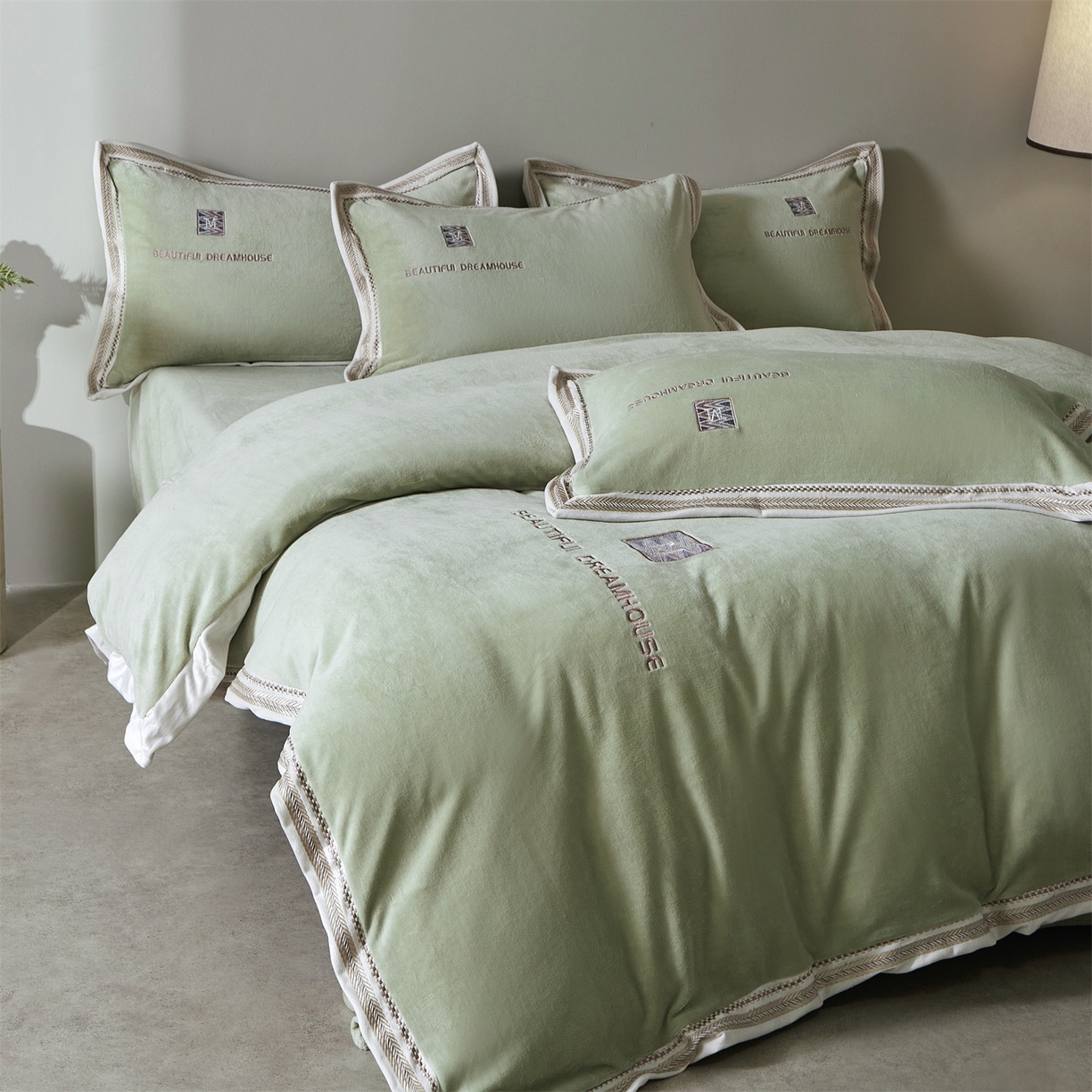 91家纺网 家纺一手货源 找家纺 优悦生活馆 2025新款纯色高克重牛奶绒刺绣四件套-理享家 理享家-绿