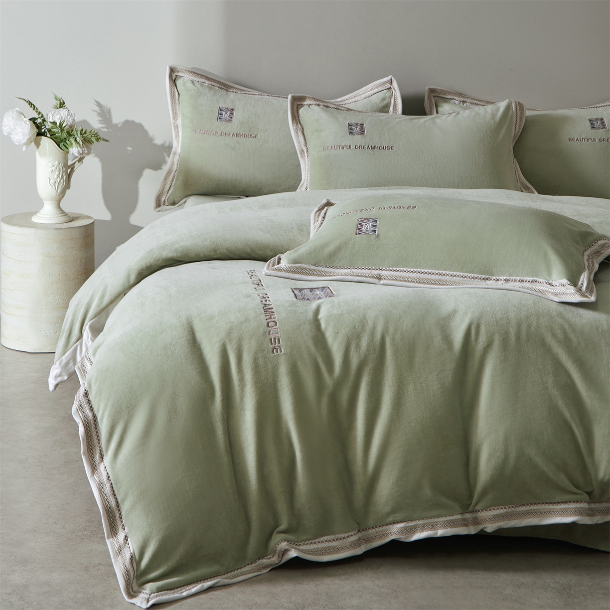 91家纺网 家纺一手货源 找家纺 优悦生活馆 2025新款纯色高克重牛奶绒刺绣四件套-理享家 理享家-绿