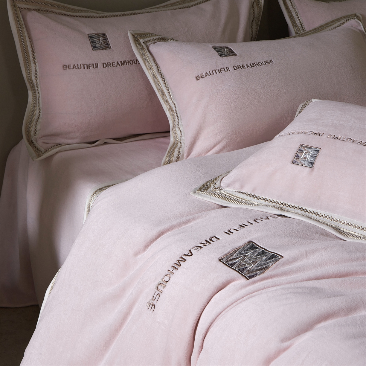 91家纺网 家纺一手货源 找家纺 优悦生活馆 2025新款纯色高克重牛奶绒刺绣四件套-理享家 理享家-粉