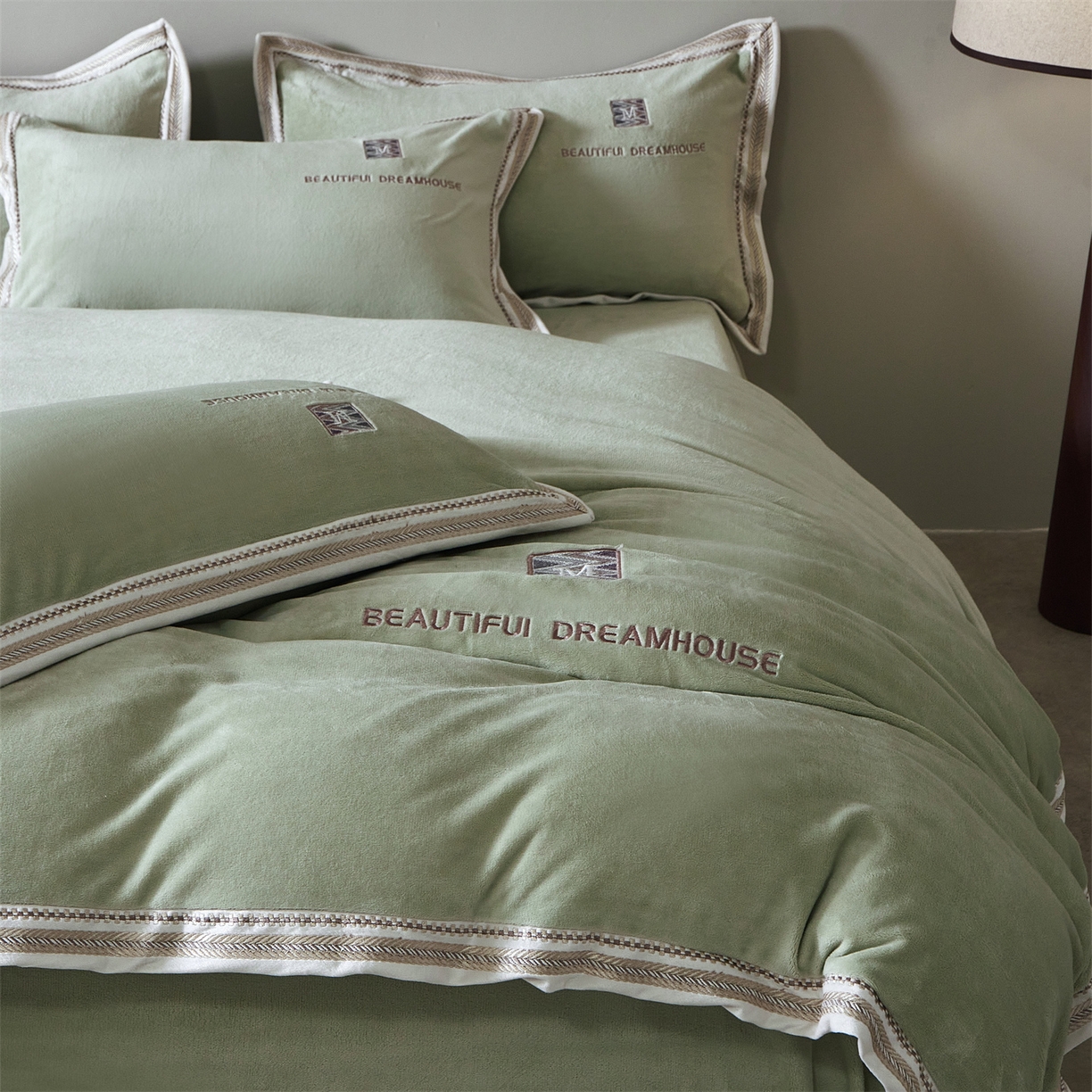 91家纺网 家纺一手货源 找家纺 优悦生活馆 2025新款纯色高克重牛奶绒刺绣四件套-理享家 理享家-绿