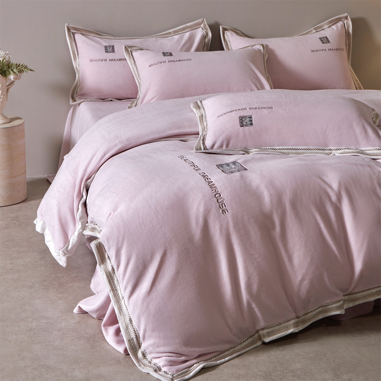 91家纺网 家纺一手货源 找家纺 优悦生活馆 2025新款纯色高克重牛奶绒刺绣四件套-理享家 理享家-粉