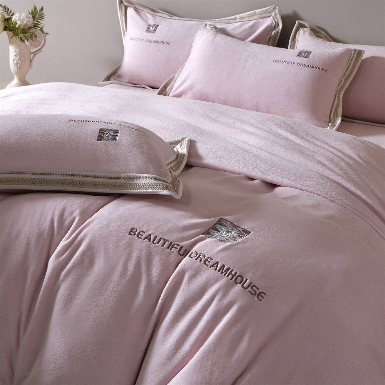 91家纺网 家纺一手货源 找家纺 优悦生活馆 2025新款纯色高克重牛奶绒刺绣四件套-理享家 理享家-粉