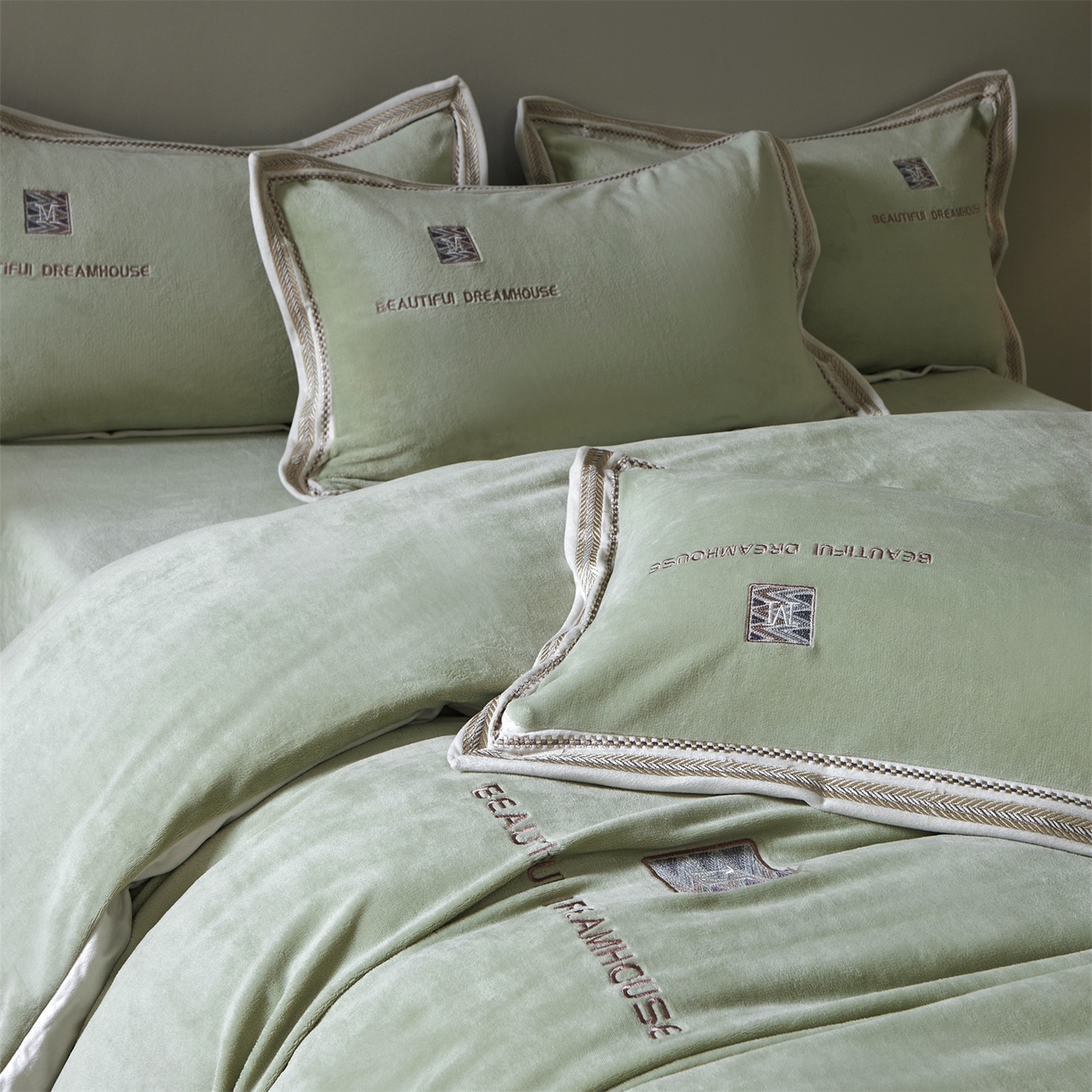 91家纺网 家纺一手货源 找家纺 优悦生活馆 2025新款纯色高克重牛奶绒刺绣四件套-理享家 理享家-绿