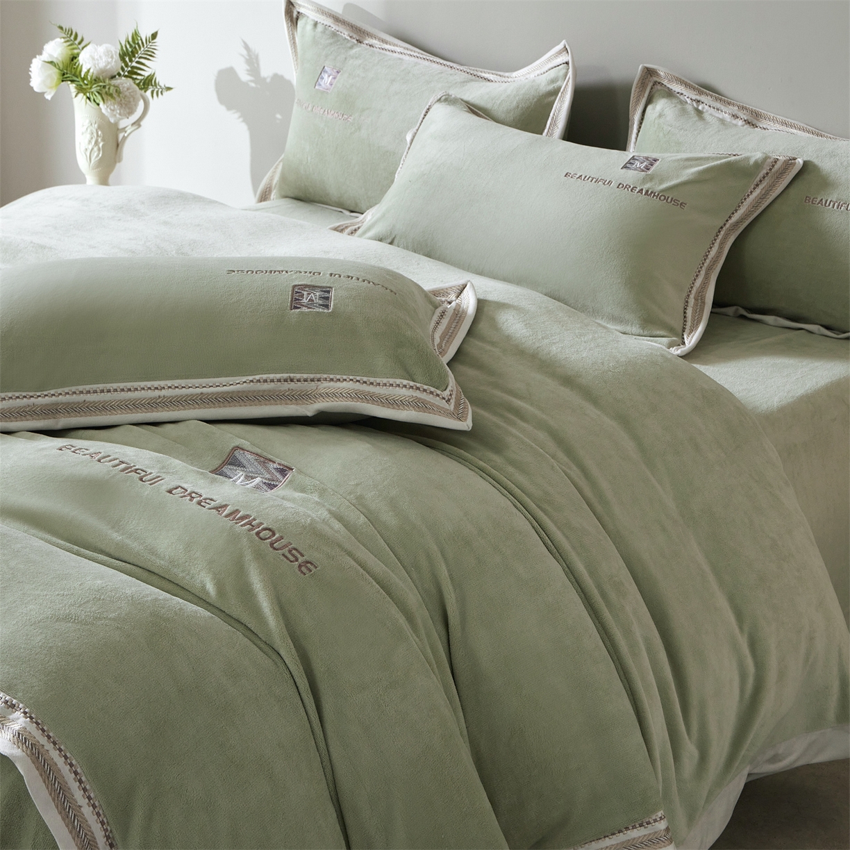 91家纺网 家纺一手货源 找家纺 优悦生活馆 2025新款纯色高克重牛奶绒刺绣四件套-理享家 理享家-绿