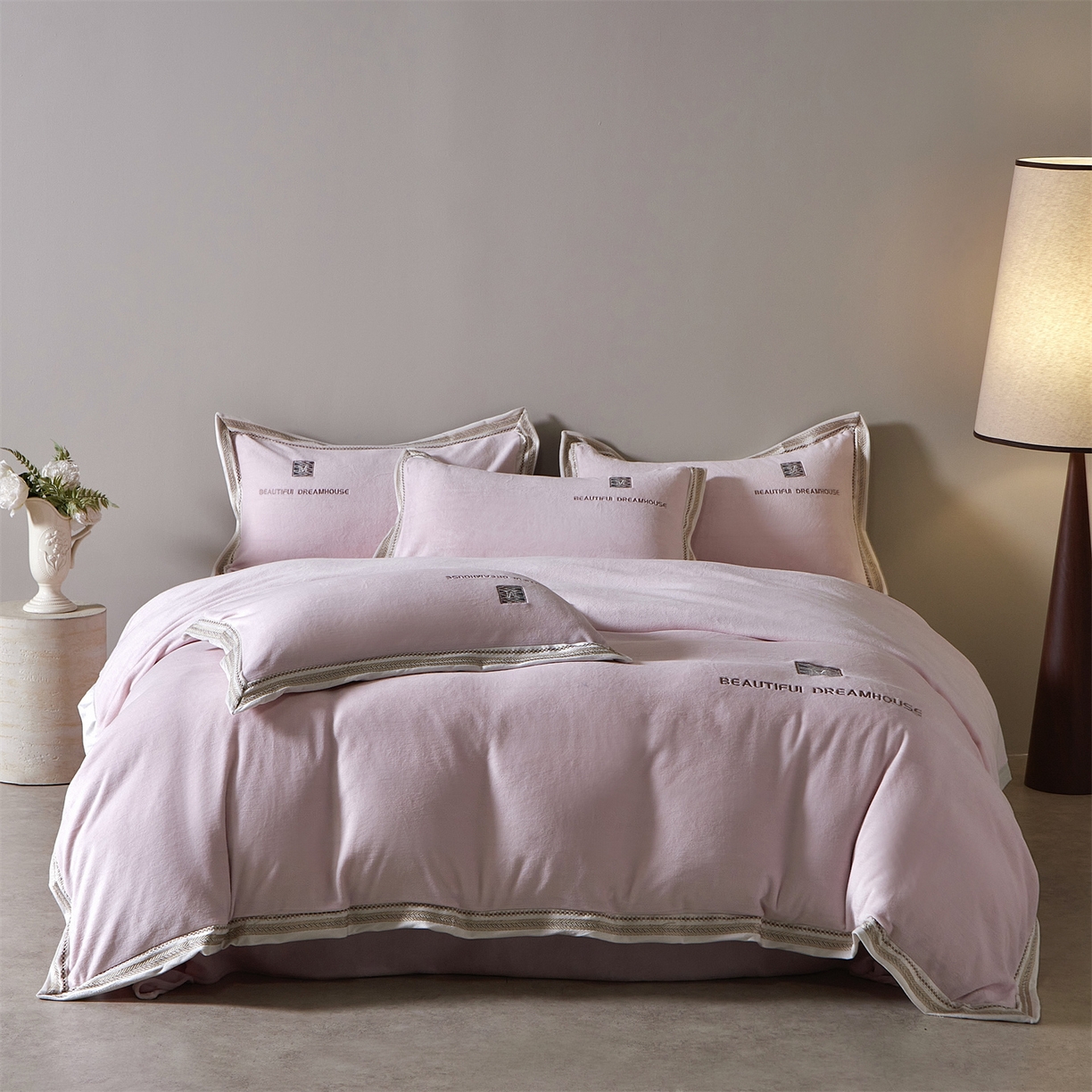 91家纺网 家纺一手货源 找家纺 优悦生活馆 2025新款纯色高克重牛奶绒刺绣四件套-理享家 理享家-粉