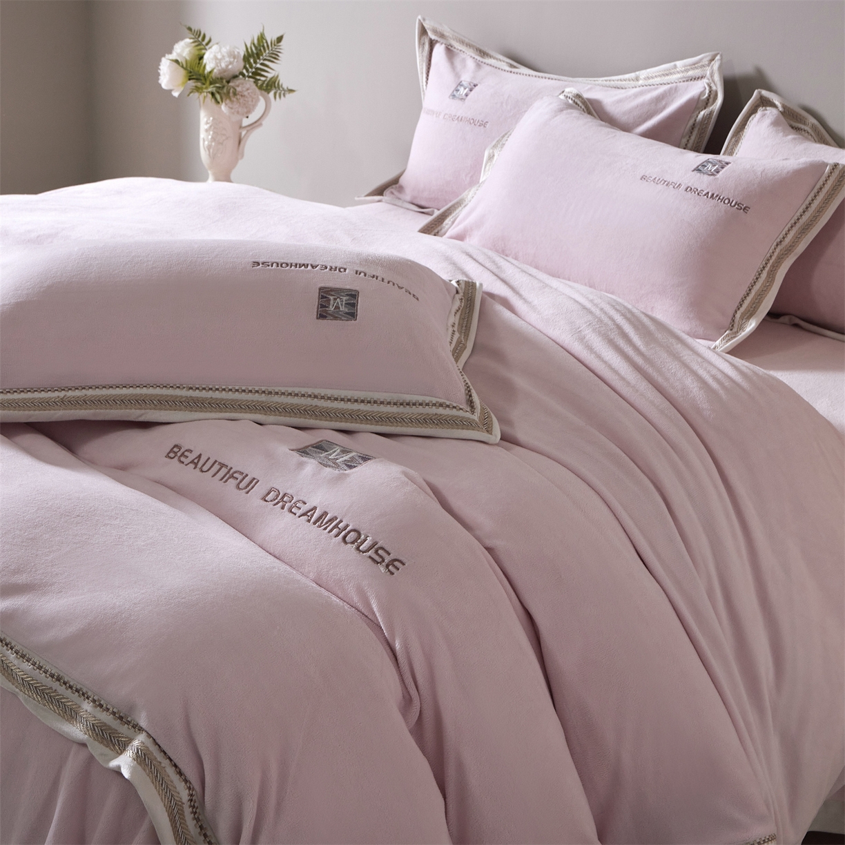 91家纺网 家纺一手货源 找家纺 优悦生活馆 2025新款纯色高克重牛奶绒刺绣四件套-理享家 理享家-粉