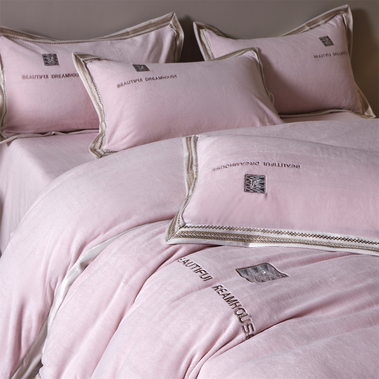 91家纺网 家纺一手货源 找家纺 优悦生活馆 2025新款纯色高克重牛奶绒刺绣四件套-理享家 理享家-粉