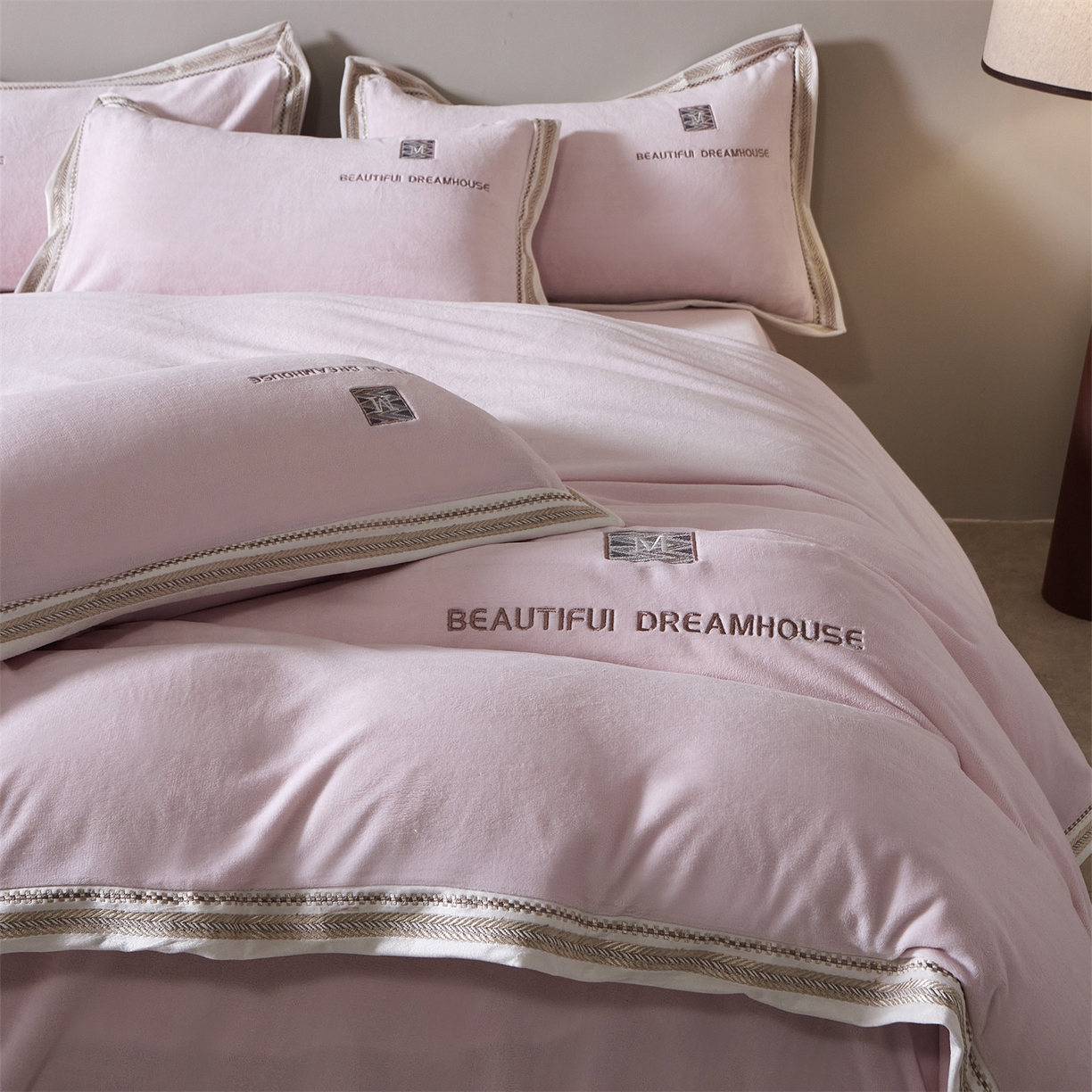 91家纺网 家纺一手货源 找家纺 优悦生活馆 2025新款纯色高克重牛奶绒刺绣四件套-理享家 理享家-粉