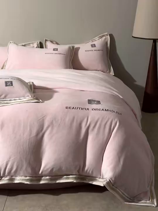 91家纺网 家纺一手货源 找家纺 优悦生活馆 2025新款纯色高克重牛奶绒刺绣四件套-理享家 理享家-粉