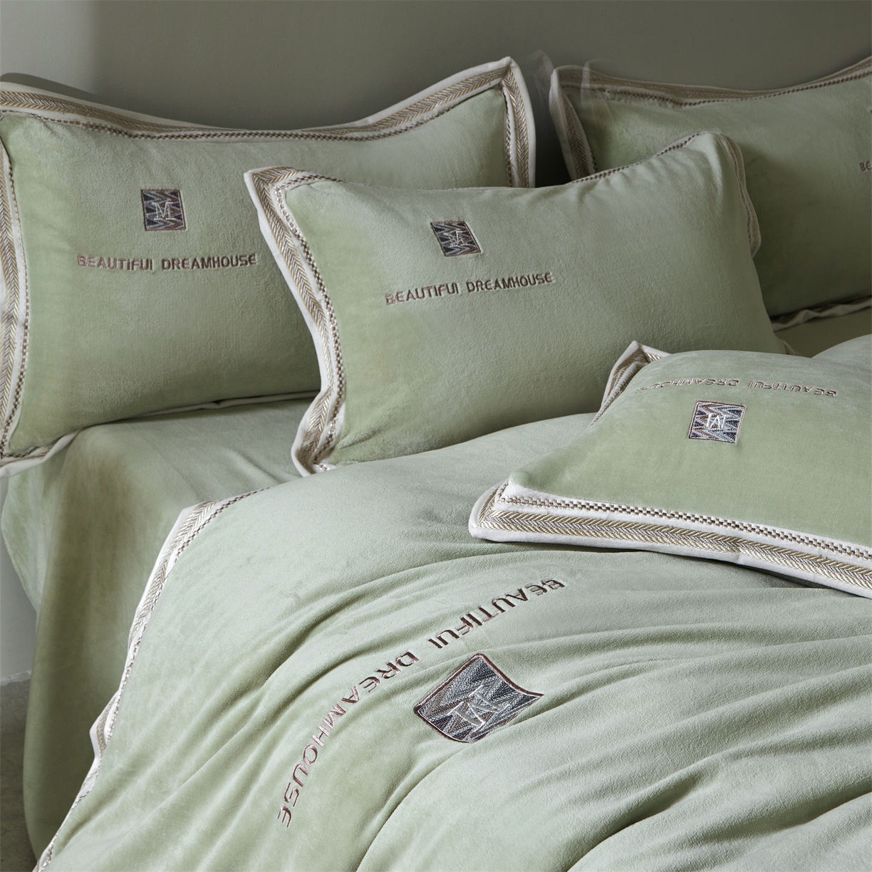 91家纺网 家纺一手货源 找家纺 优悦生活馆 2025新款纯色高克重牛奶绒刺绣四件套-理享家 理享家-绿