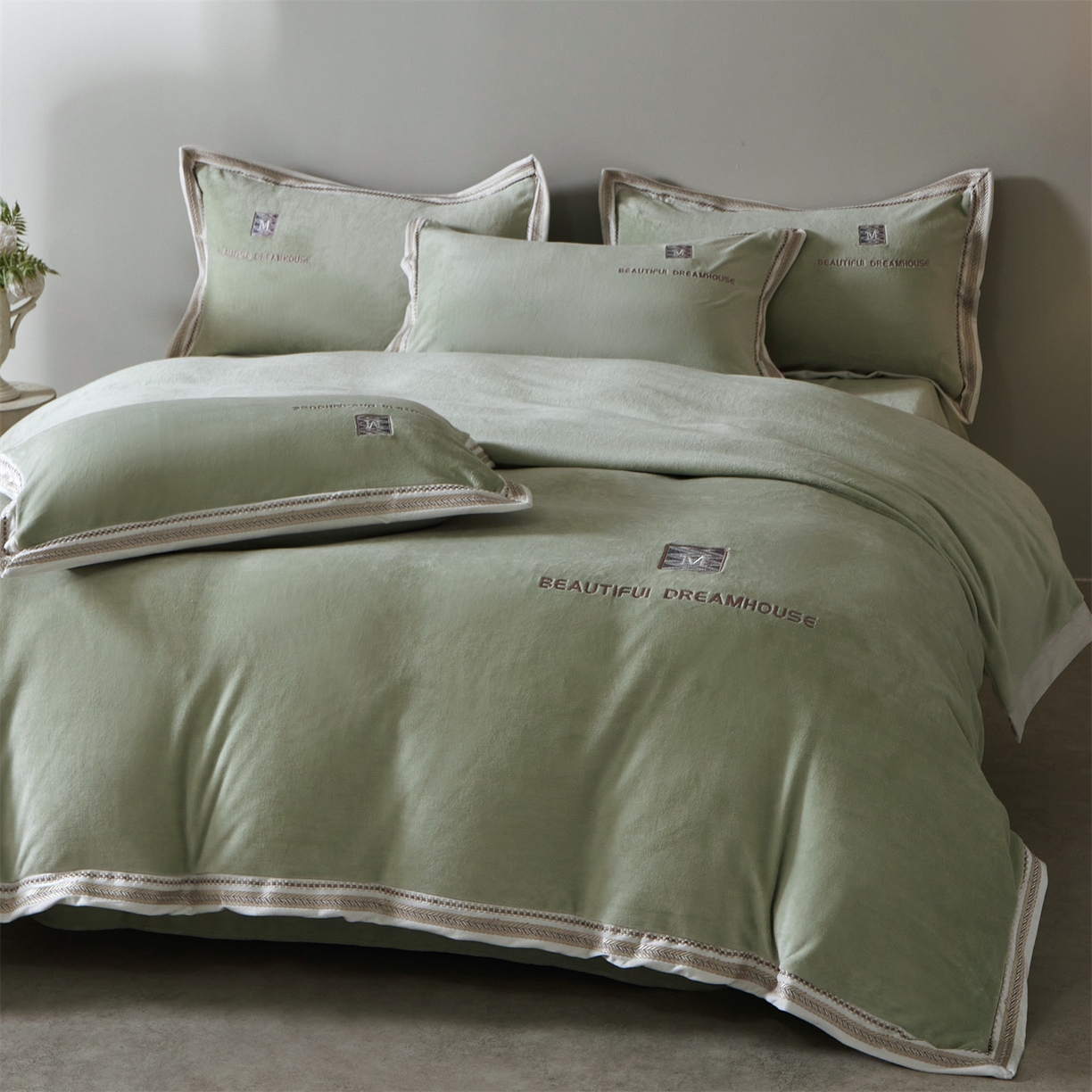 91家纺网 家纺一手货源 找家纺 优悦生活馆 2025新款纯色高克重牛奶绒刺绣四件套-理享家 理享家-绿