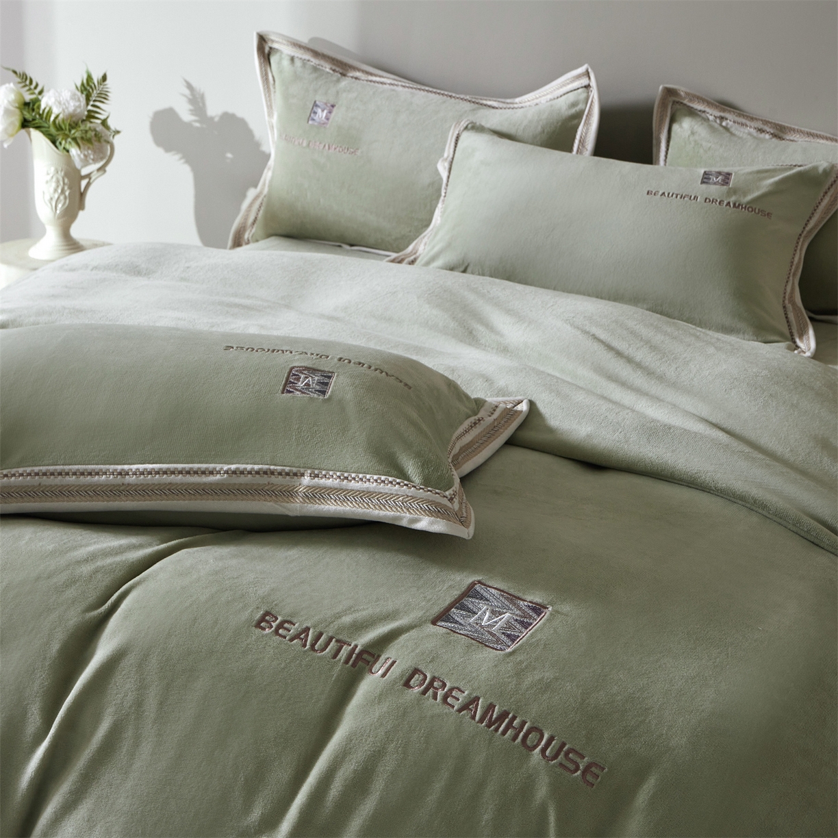 91家纺网 家纺一手货源 找家纺 优悦生活馆 2025新款纯色高克重牛奶绒刺绣四件套-理享家 理享家-绿